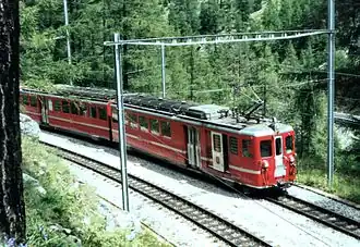 Der Doppeltriebwagen ABDeh 8/8 der BVZ hat dank der Einsparung zweier Personenwagen die Leistungsfähigkeit einer Lokomotive. (1965)[64]