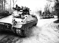 Verfügungsraum: Im Hintergrund aufgerüs­tete Kampfpanzer Leo­pard 1 mit Komman­dantenturm für Tauchfahrt