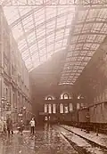 Innenansicht der Bahnsteighalle mit teilabgedecktem Dach infolge eines Sturms, Februar 1894