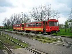 Triebwagen im Bahnhof Tiszalök (2008)