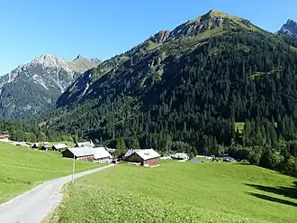 Bärenkopf (rechts der Mitte) gesehen von Baad