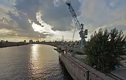 Kaikran an der Versmannstraße an der Nordseite des Hafenbeckens (2011)