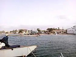 Blick von der Fähre auf Foundiougne