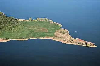 Slawischer Bacherswall, der in die Lieps ragt. Legenden rund um das „versunkene“ Rethra ranken sich um diese Gegend.