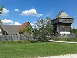 Bachritterburg Kanzach, eine hölzerne Turmhügelburg (Motte) als Rekonstruktion