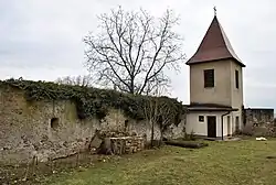 Rest der Wehrmauer und Glockenturm neben der katholischen Kirche