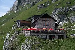 Gebäude und Seilzug