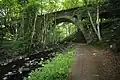 Dreibogige Eisenbahn-Steinbrücke der Bahnstrecke Erbach–Fehl-Ritzhausen, Kulturdenkmal in Bad Marienberg, um 1907 entstanden, heute nicht mehr genutzt