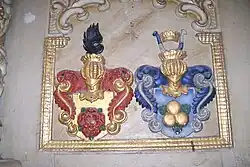 Wappen der Familien von Saldern (links) und Bismarck (rechts) an der Kanzel