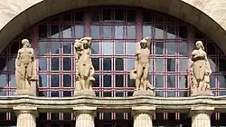 Die vier Elemente, Tympanonfiguren über dem Eingang