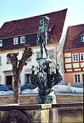 Bad Gottleuba: Marktbrunnen mit Figur „Jüngling mit Weintraube“ (1923)