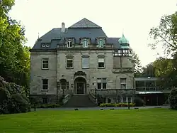 Uhlhof (ehem. Villa Mauser) mit Parkgelände und Begrenzungsmauer