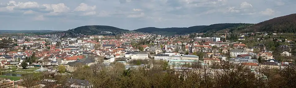Blick vom Altenberg über die Fränkische Saale auf das Zentrum der Kurstadt. Links der Sinnberg, rechts der Stationsberg