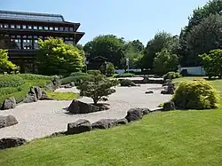 Steingarten mit Kranich-Insel