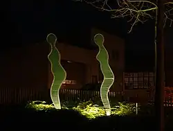 Leuchtende Glasskulptur Zwei Wegbegleiterinnen von Bernd Wiegand in Bad Münder