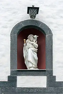 Guter Hirte über dem Portal