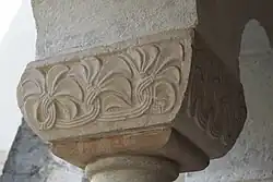 Kapitell mit Flechtband