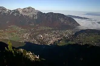 Vom Lattengebirge aus, mittig der Hochstaufen, der bewaldete Rücken rechts davon der Fuderheuberg. Im Vordergrund die Stadt Bad Reichenhall