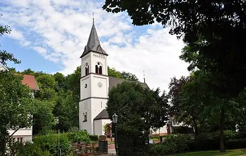 Die evangelische Kirche, direkt am Quellenpark