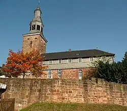 Ev. Kirche, früher Wehrkirche mit umlaufender Wehrmauer