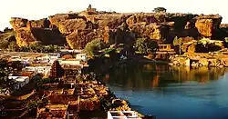 Badami – Blick über Stadt, See und Nordberg