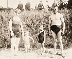 Familie im Jahr 1927 bei der ein Junge und die Frau Badeanzug tragen