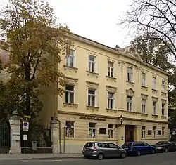 Kaiser-Franz-Ring 9, Zellerhof,[41] Standesamt, Stadtbücherei. (Sterbehaus von David Popper.)