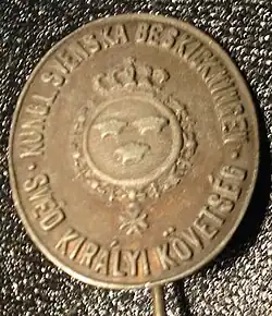 Schwedische Botschaft in Budapest, Mitarbeiter-Anstecknadel von Károly Szabó