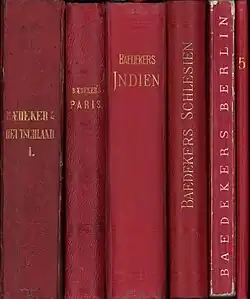 Vergleich von Buchrücken im klassischen Baedeker-Rot verschiedener Erscheinungsdaten ab Beginn der Verwendung im Jahr 1846 (von links)