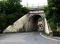 Der ortsbildprägende Bahndamm mit seinem monumentalen Bogendurchlass; Blick nach Norden herunter ins Altdorf