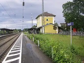 Bahnhof Übersee: Die Züge nach Marquartstein fuhren auf dem heute überwucherten Gleis 1 ab.