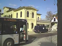 Das Hauptgebäude im Herbst 2009; vorn links ein Midibus der ehemaligen Linie 48 („Bergziege“)
