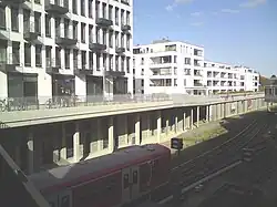 Neubauten auf dem Gelände des ehemaligen Güterbahnhofs&nbsp;– links auf Brückenebene das Kundenzentrum Blankenese