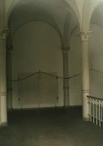 Flur im Obergeschoss, Kreuzgratgewölbe und kannelierte Säulen mit korinthischen Kapitellen (2016)