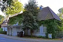 Ehemaliges Empfangsgebäude; rechts: Büro des Bahnhofsvorstehers; Mitte: Empfangshalle; links: Gaststättenräume