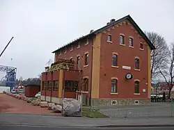 Empfangsgebäude des früheren Bahnhofs Chemnitz-Glösa, Bahnseite (2016)