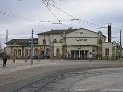 Empfangsgebäude 2007; links die fünf roten, 4,20&nbsp;m hohen, vom Aachener Bildhauer Ulf Hegewald geschaffenen „Fünf Stelen für Gotha“