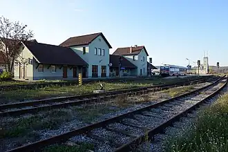 Bahnhofsgebäude und Mittelbahnsteig des Bahnhofs Groß Schweinbarth