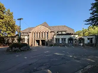 Empfangsgebäude des Bahnhofs Haiger, Straßenseite (2025)