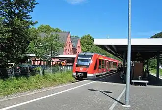 Der Bahnhof Hoffnungsthal, links im Hintergrund das ehemalige Empfangsgebäude (2016)