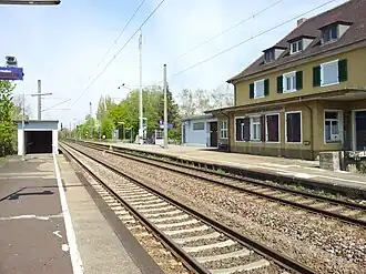 Der Bahnhof vor der Modernisierung mit Empfangsgebäude (2012)