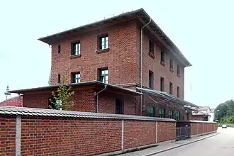 Empfangsgebäude, Straßenseite (2019)