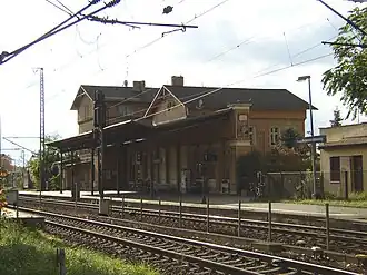 Blick vom Bahnübergang auf den Bahnsteig