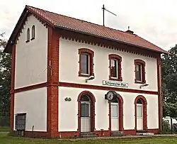 Der 1903 eröffnete Bahnhof Schöneicher Plan ist das letzte erhaltene NME-Stationsgebäude und zugleich einzig verbliebene Empfangsgebäude von Vering & Waechter mit drei Fensterachsen der neuen Bundesländer.