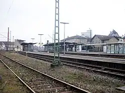 Gleisseite des Bahnhofs Schorndorf; die Züge der Wieslauftalbahn fahren von Gleis&nbsp;5 hinten links ab