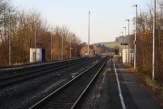 Bahnhof Stockau von Südosten, im Hintergrund das ehemalige Empfangsgebäude