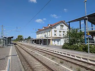 Gleise 2 und 1, Empfangsgebäude und Parkhaus