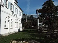 Ehemaliger Bahnhof Wäschenbeuren, heute als Kindergarten genutzt. Der Turm und die Brücke entstanden erst nach der Entwidmung als Bahnhof