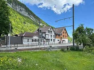 Stationsgebäude und Gleise des Bahnhofs Wasserauen (2024)