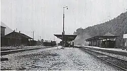 Bahnhof Ziegelbrücke zur Zeit des Dampfbetriebs kurz nach dem Bau der Zwischenperrons. Rechts aussen steht der zwischen Uznach und Glarus ein­gesetzte Benzintriebwagen CFm 2/4.